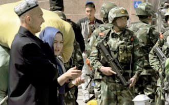 爆発事件があったウルムチ駅周辺で警戒に当たる武装警察隊員（1日、中国新疆ウイグル自治区）=共同