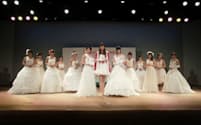 「ユニバーシティ関西2013」の最終選考はウエディングドレス姿でミスキャンたちが登場(2014年1月、京都市)