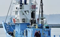 三陸沖に向け鮎川港を出発する調査捕鯨船=26日午前、宮城県石巻市