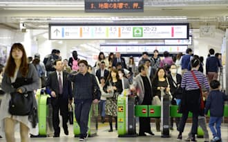 地震の影響で遅れが出たことを知らせる、JR東京駅改札口の電光掲示板（5日午前）=共同