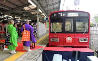 川崎大師の大開帳奉修を記念し、1日から京急川崎大師駅で塩塚さんの新しい駅メロが使用開始。美空ひばりさんの「柔」をアレンジした