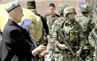 5月1日、爆発事件があったウルムチ駅周辺で警戒に当たる武装警察隊員（新疆ウイグル自治区）=共同