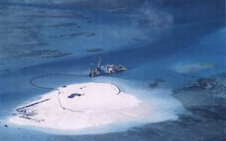大量の砂が運び込まれ、埋め立てられた南沙諸島のジョンソン南礁。左下には中国軍の基地が設置されている=2月、フィリピン政府提供