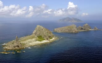 日中関係を左右する沖縄県・尖閣諸島(手前から南小島、北小島、魚釣島)=共同