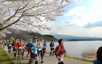 河口湖畔では富士山をバックに走った(山梨県富士河口湖町）=写真　井上昭義、以下同じ