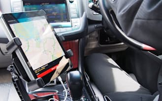 運転席の横にはタブレット端末を設置。車の位置情報を取得し、料金精算に生かす