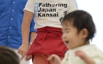 イベントで父と子の遊びを伝えるファザーリング・ジャパン関西代表理事の和田憲明さん(中)=大阪市北区