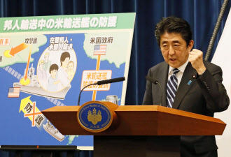 5月15日、集団的自衛権の行使を限定的に容認する方向性を説明する安倍首相=共同 5月15日、集団的自衛権の行使を限定的に容認する方向性を説明する安倍首相=共同