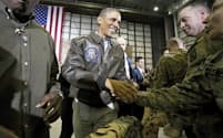 25日、アフガニスタンのバグラム米空軍基地で駐留米兵と握手するオバマ米大統領(中央)=ロイター
