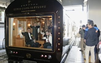 JR博多駅を出発する豪華寝台列車「ななつ星in九州」から手を振る海外客ら
