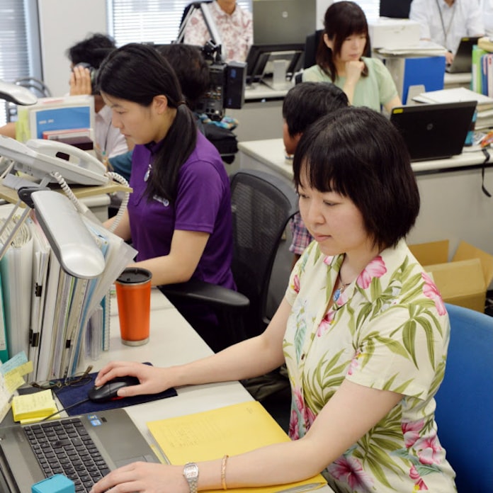 中央省庁で スーパークールビズ アロハシャツで軽やか 日本経済新聞 中央省庁で スーパークールビズ アロハシャツで軽やか 日本経済新聞