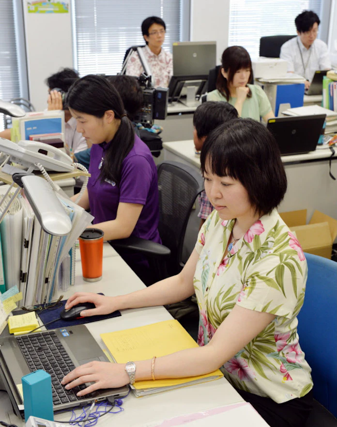 中央省庁で スーパークールビズ アロハシャツで軽やか 日本経済新聞 中央省庁で スーパークールビズ アロハシャツで軽やか 日本経済新聞