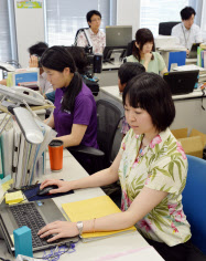 中央省庁で スーパークールビズ アロハシャツで軽やか 日本経済新聞 中央省庁で スーパークールビズ アロハシャツで軽やか 日本経済新聞