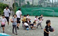 新渡戸文化子ども園では夕方、サッカー教室も開かれる(東京都中野区)