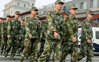 事件から25年を迎えた北京の天安門広場付近で警備に当たる武装警察隊員(4日)=共同