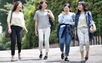 女子学生は裾上げの必要がない7～9分丈のパンツを愛用する(東京都杉並区)