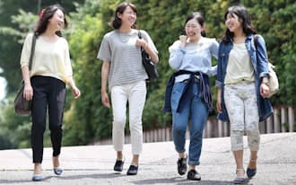 女子学生は裾上げの必要がない7～9分丈のパンツを愛用する(東京都杉並区)
