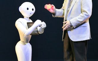 ロボット「ペッパー」を発表するソフトバンクの孫社長(6月、千葉県浦安市)
