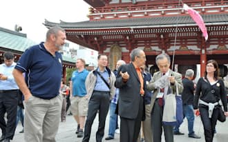 はとバスのツアーで浅草寺などを観光する外国人観光客ら