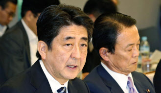 5月19日、経済財政諮問会議と産業競争力会議の合同会議であいさつする安倍首相=共同 5月19日、経済財政諮問会議と産業競争力会議の合同会議であいさつする安倍首相=共同
