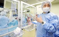 慶応大病院の手術室を視察する安倍首相 (10日午後、東京都新宿区)=代表撮影