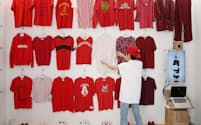 赤を基調とした商品が壁一面に並ぶ店内(東京都渋谷区のIROYA)