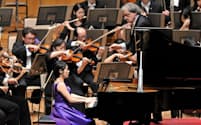 ショパンのピアノ協奏曲第1番を演奏するピアノの上原彩子(左)、指揮者のラザレフ(右)と日本フィル(6月7日、横浜みなとみらいホール)=写真撮影・浦野俊之、日本フィルハーモニー交響楽団提供