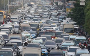 激しく渋滞するジャカルタ市内の道路