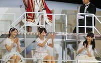 アイドルグループAKB48の「選抜総選挙」で1位になった渡辺麻友さん(上段。7日夜、東京都調布市の味の素スタジアム）