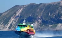 伊豆諸島には毎日高速船が運航している（後ろは新島）