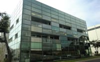 6月中旬に稼働した「ZEB実証棟」は省エネルギー、創エネルギーの技術を盛り込んだ(横浜市)