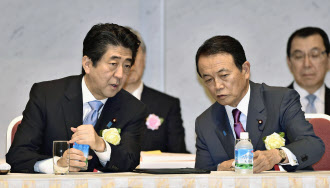 6月3日、経団連の定時総会で麻生副総理・財務相(右)と話す安倍首相=共同 6月3日、経団連の定時総会で麻生副総理・財務相(右)と話す安倍首相=共同