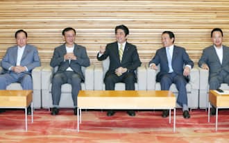 臨時閣議に臨む安倍首相(24日午後、首相官邸)