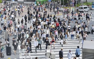 たくさんの人が行き交う渋谷のスクランブル交差点(東京都渋谷区)