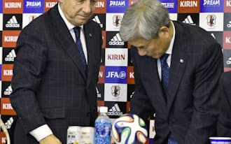 退任表明の記者会見を終え、引き揚げるザッケローニ監督。右は日本サッカー協会の大仁邦弥会長（25日、イトゥ）=共同