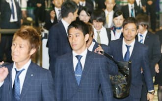 成田空港に到着した(左から)柿谷、香川、長友らW杯サッカー日本代表選手団(27日午後)