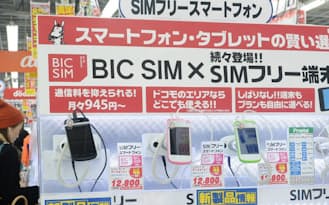 「SIMフリー」のスマホ端末とSIMカードが並ぶ家電量販店の売り場(東京都豊島区のビックカメラ池袋本店)