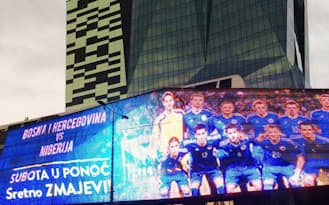 巨大な液晶画面でW杯の初出場を祝う首都サラエボのショッピングセンター