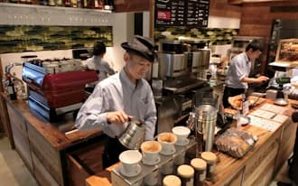 虎ノ門ヒルズ(東京・港)に開業した「ザ　サード　カフェ　バイ　スタンダードコーヒー」は、注文を受けてから手でコーヒーをいれる