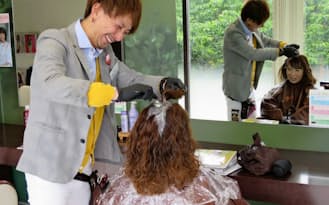 やぎぬま・ゆうじ　1998年に横浜市の個人経営の美容室で美容師としてデビュー。2002年田谷入社。たまプラーザ店店長を経て、07年からあざみ野三規庭店店長。35歳。