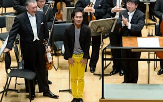 作曲家の権代敦彦（中）と指揮者の高関健（右）（6月27日、東京オペラシティコンサートホール）=写真提供　NHK交響楽団