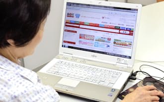 パソコンを使ってインターネット通販をする女性(東京都内)