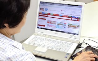 パソコンを使ってインターネット通販をする女性(東京都内)