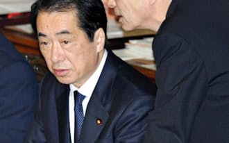 衆院本会議場で菅直人首相（左）と言葉を交わす仙谷由人官房副長官(2011年4月28日)