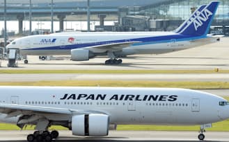 羽田空港の全日空機と日本航空機