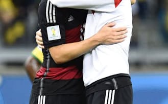 ブラジルに大勝し、クロース(左)と抱き合って喜ぶドイツのクローゼ（8日、ベロオリゾンテ）=共同