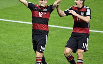 ブラジル―ドイツ　前半、チーム3点目のゴールを決め、クローゼ(右)と喜ぶドイツのクロース（8日、ベロオリゾンテ）=共同