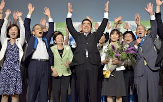 滋賀県知事選で当選を決め、支持者らと万歳する三日月大造氏(中)（=13日夜、大津市