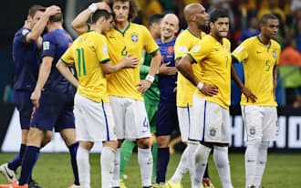 サッカーW杯3位決定戦で、オランダに完敗し、ぼうぜんとするブラジルイレブン（12日、ブラジリア）=共同