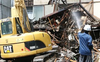 東京都大田区の行政代執行によって解体される老朽化したアパート(6月9日)